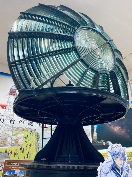 picture of lens used in lighthouses